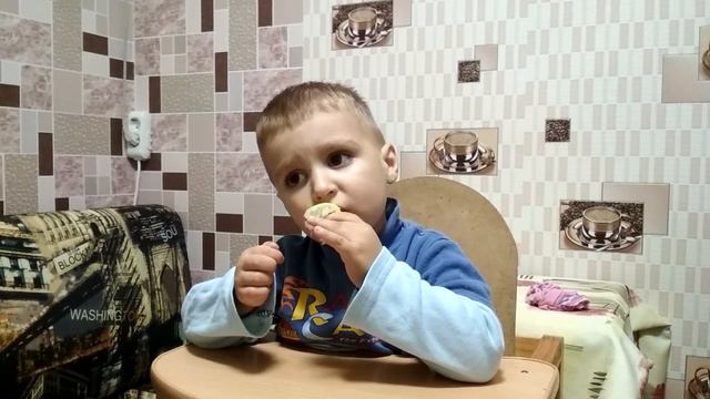 Ребенок первый раз пробует лимон смотреть онлайн