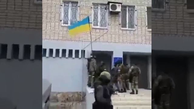 Сняли флаг Украины   ДЕРЗКИЙ КВАДРАТ