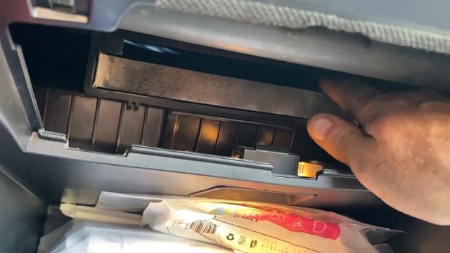 2014-2019 Kia Soul cabin air filter replacement . Very simple смотреть онлайн