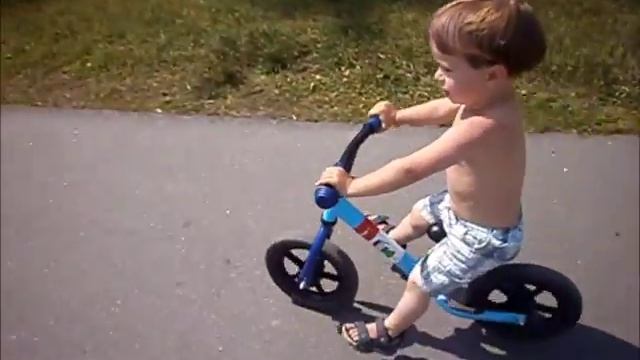 Ребенок на беговеле. Возраст 2 года 5 месяцев, опыт катания 2 месяца. смотреть онлайн