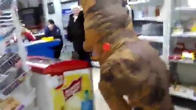 Динозавр покупает молоко в Воронеже смотреть онлайн