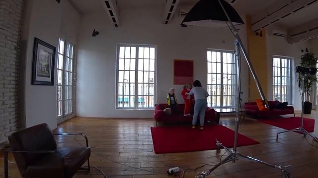 МИЛАНА И ДАНЯ фотографируются для ЖУРНАЛА с ЕВОЙ СМИРНОВОЙ!!! фото сессия для БРЕНДА ОДЕЖДЫ! смотреть онлайн