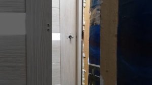 Межкомнатная дверь при повороте ручки не открывается, не двигается язычок механизма защелки.