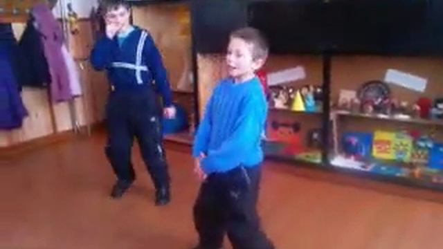 супер танец в школе))))))))))))))))))) смотреть онлайн