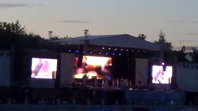 Bridge to you It.s Raining men смотреть онлайн