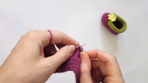Пинетки вязание на спицах. Пинетки - ягодки.  Knitting booties.