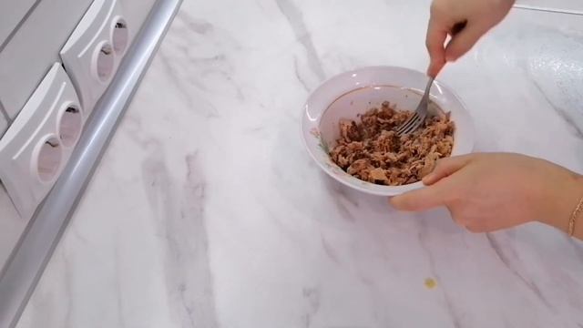 Вкусный салат с тунцом за 5 минут. Салат с консервированным тунцом, яйцами и огурцом смотреть онлайн