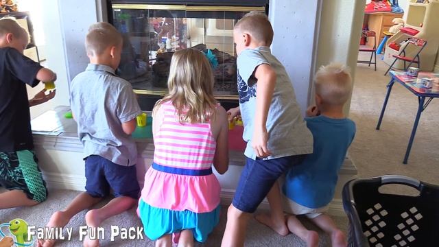 Wobbly Worm Challenge -- Play Doh & Surprise Toys Race смотреть онлайн