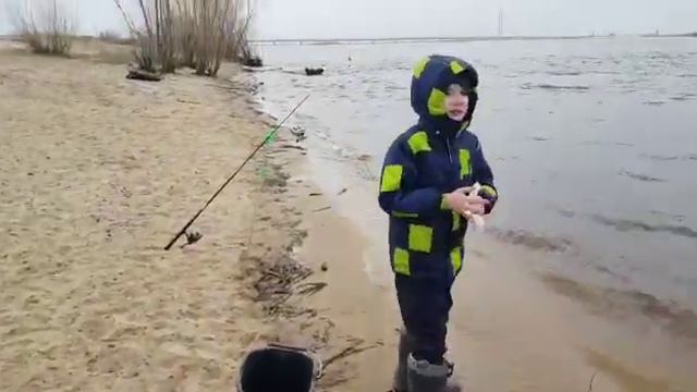 Рыбалка на Оби в Сургуте с папой. смотреть онлайн