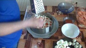 Салат «Царский» из кальмаров, креветок и красной икры.