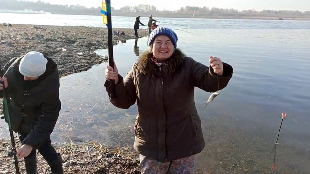 Речная и Озерная РЫБАЛКА с друзьями в октябре на поплавок. Блудный котик пришел за рыбкой. смотреть онлайн