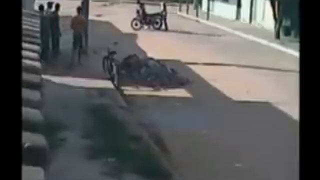 FLAGRANTE acidente de moto gravado por câmera de segurança em Belo Campo Ba смотреть онлайн
