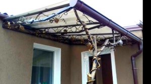 Угловой навес над входной дверью поликарбонат кованый дизайн