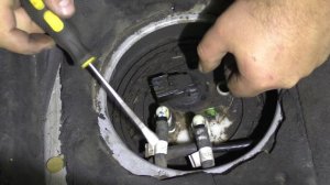 Как измерять давление топлива Chevrolet Aveo 1.6 .