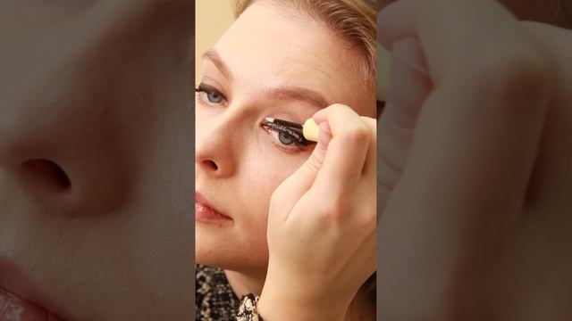 Праздничный макияж с сияющей подводкой "GLITZ TIME" смотреть онлайн