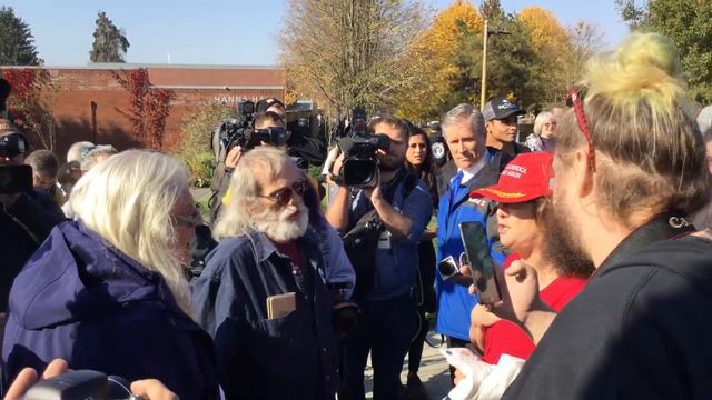 Trolls trolling Joey Gibson and Tiny . Cc college Washington. смотреть онлайн