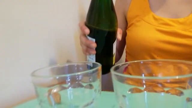Opening Sparkling White Grape Juice смотреть онлайн