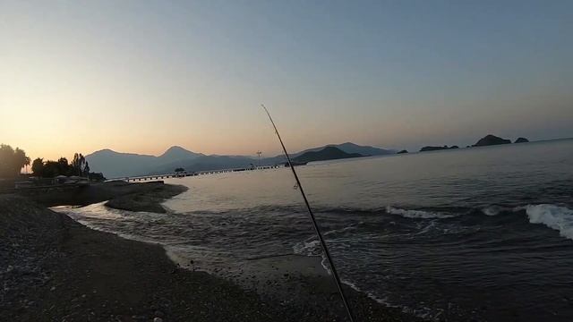 Рыбалка с берега Турции, в Фетхие. смотреть онлайн
