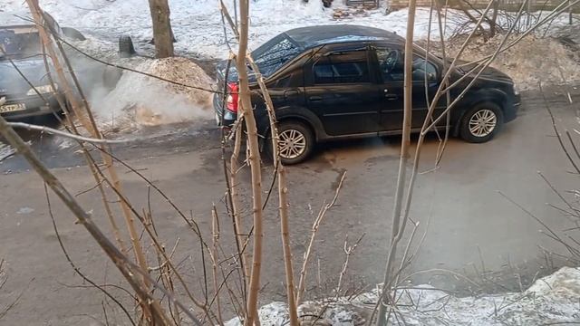 Стоянка автомобиля с работающим двигателем смотреть онлайн