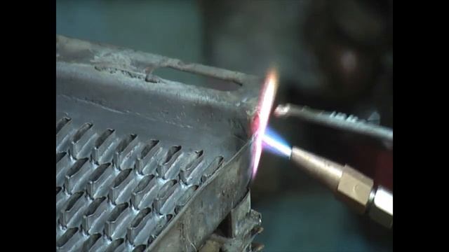 Пайка трещины в донье радиатора тугоплавким припоем смотреть онлайн