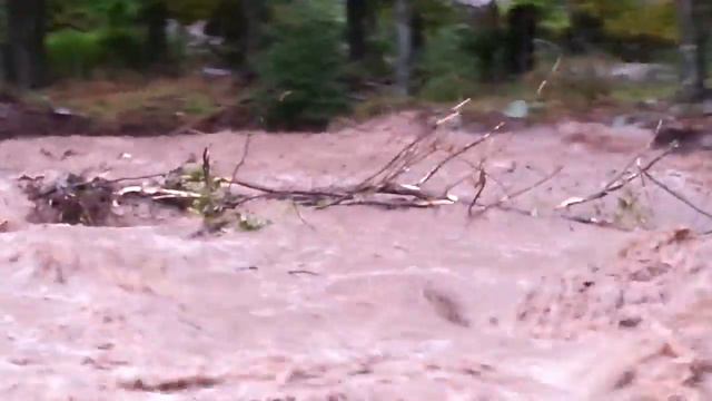 Livingston Manor,селевой поток в русле реки,валит все что по пути! смотреть онлайн