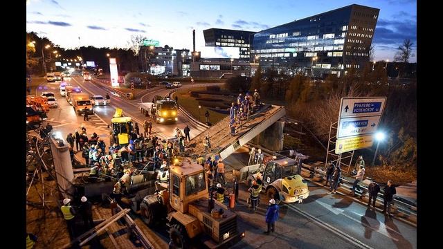В Москве на Рублевке упала плита моста смотреть онлайн