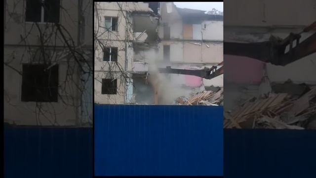 Власти Ростова с трудом сносят дом, который по их словам должен был рухнуть сам смотреть онлайн