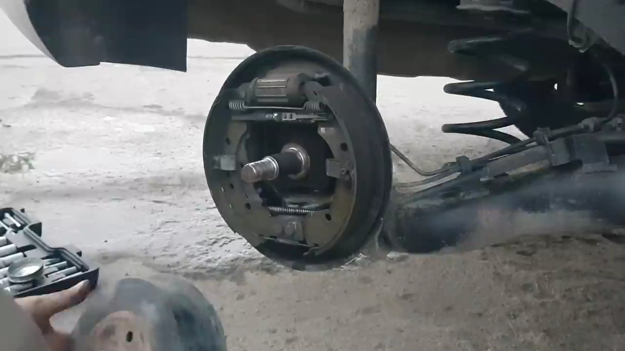 ЛАДА ВЕСТА РЕШИЛ ПОМЕНЯТЬ ЗАДНИЕ КОЛОДКИ А ТАМ ? смотреть онлайн