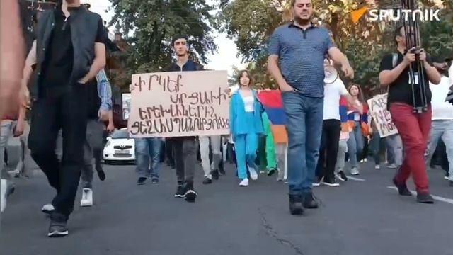 На площадь Республики в Ереване стекаются граждане для участия в анонсированном ранее митинге смотреть онлайн