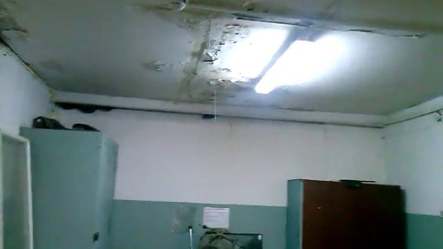 снег таит на крыше, душ у жестянщика смотреть онлайн