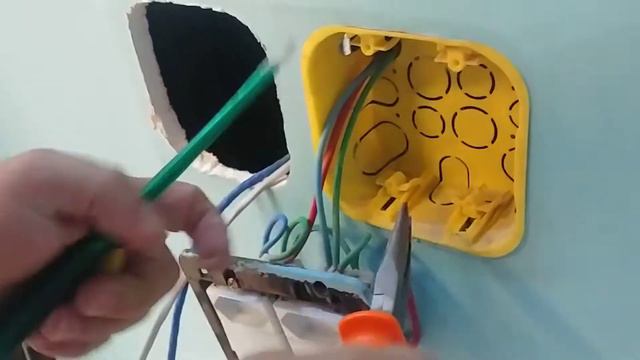 Como remover as travas da caixa de tomadas para drywall. Simples e rápido! смотреть онлайн