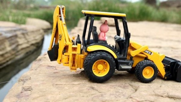 Грузовик с камнями сорвался с дамбы