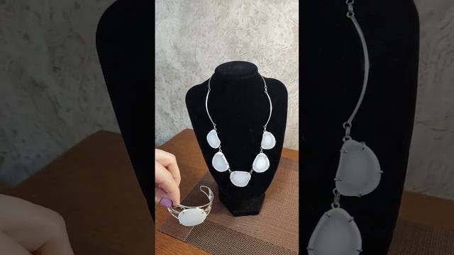 Опаловидный Кахолонг ( колье и браслет) смотреть онлайн