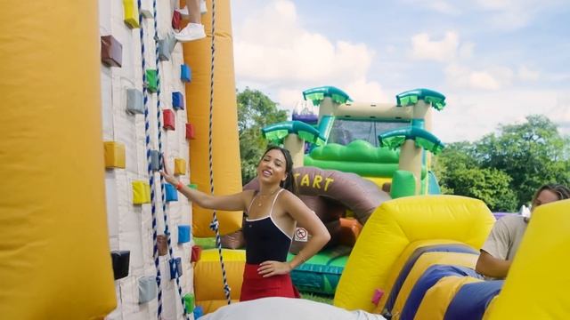 $1 vs $100,000 Trampoline Park Challenge! смотреть онлайн
