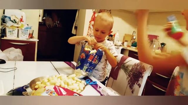 Ира и Игорь открывают кукурузные палочки с сюрпризом вместе смотреть онлайн