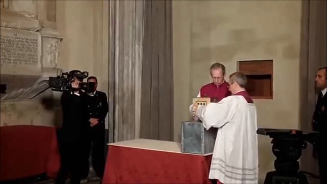Murata la Porta Santa di San Giovanni in Laterano смотреть онлайн