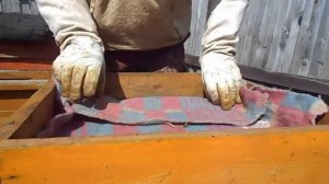 Подкормка пчёл мёдом из старых рамок. Южный Урал.