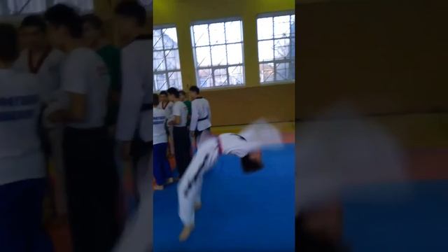 Юнвый акробат 2 фляк на назад смотреть онлайн