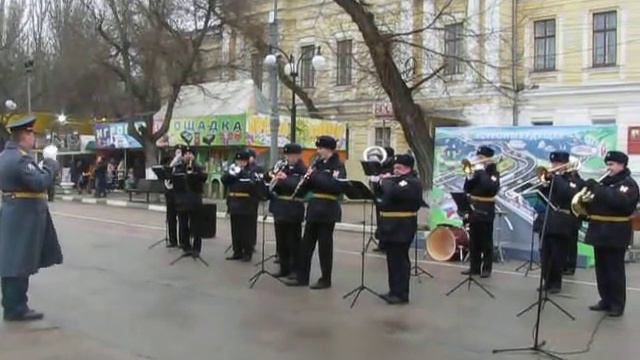 Перед феодосийцами 23 февраля выступил военный оркестр 1 смотреть онлайн
