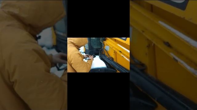 Привезли топливо не можем открыть крышку бака. смотреть онлайн