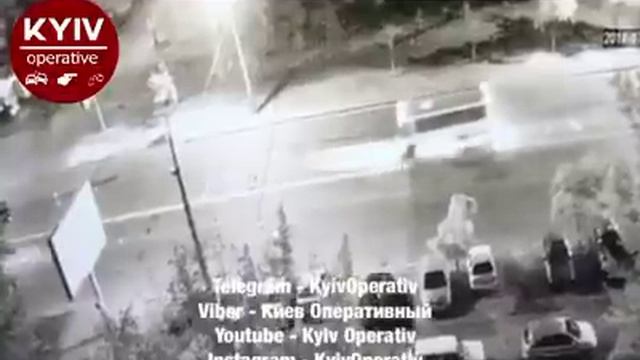 В Киеве у автобуса на ходу отпало колесо смотреть онлайн