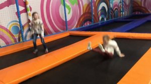 Играем в Лабиринте и Прыгаем на Батуте Indoor Playground Family Fun For Kids Indoor Play Area