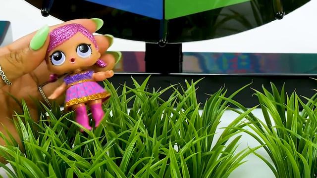LOL Surprise Dolls Spin The Wheel Dress Up Game! Featuring Rocker, Teachers Pet, and Super BB! смотреть онлайн