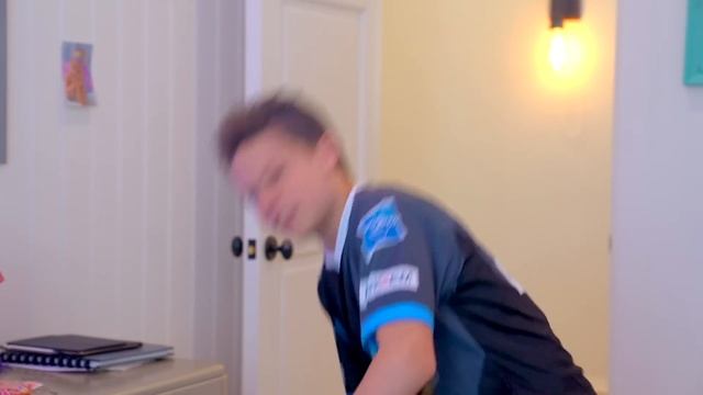 Bro Vs Bro Beyblade Battle and the mysterious Guru! смотреть онлайн