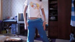 2011 08 16 девочка 9 лет классно танцует и прыгает перед зеркалом