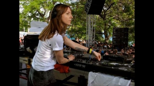 Ellen Allien - Live @ Fritz Loveradio (Café Schönbrunn, Berlin) 13.07.2002