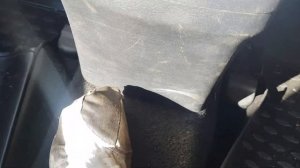 Где на hyundai i30 находиться регулировка ручника