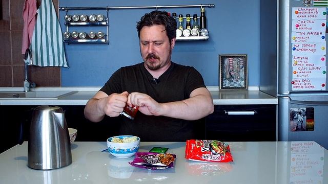 Подоширачим: китайская лапша Kang Shi Fu с тушеной говядиной против корейской Samyang смотреть онлайн