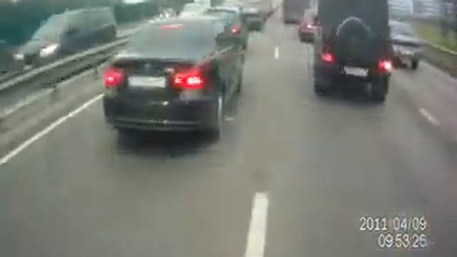 raptor 700.Шашки на квадроцикле по пробке. Between cars in Russia. смотреть онлайн