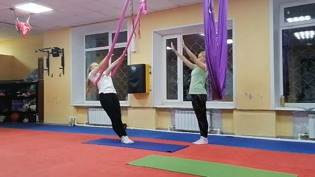 Вис под лопатки. Поза стула - Ассистирование 1 @aeroyoga_rf и #aeroyoga_rf_online смотреть онлайн